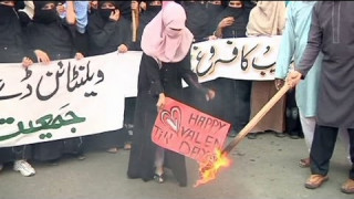 Pakistānā protestē pret Valentīndienas svētku pārņemšanu