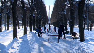 Kas jāmaina Latvijas sportā? - Bērni ziemas spelgonī trenējas pie Ministru kabineta