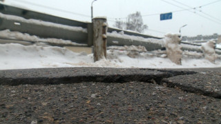 Vai līdz ar sniegu kūst arī asfalts uz Vanšu tilta ietvēm?