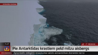 Pie Antarktīdas krastiem peld milzu aisbergs